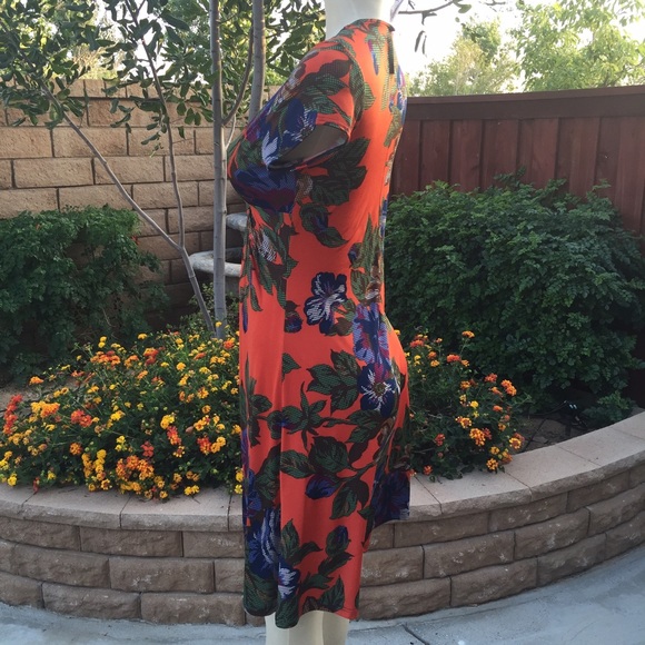 Bright and beautiful dress - Picture 3 of 4