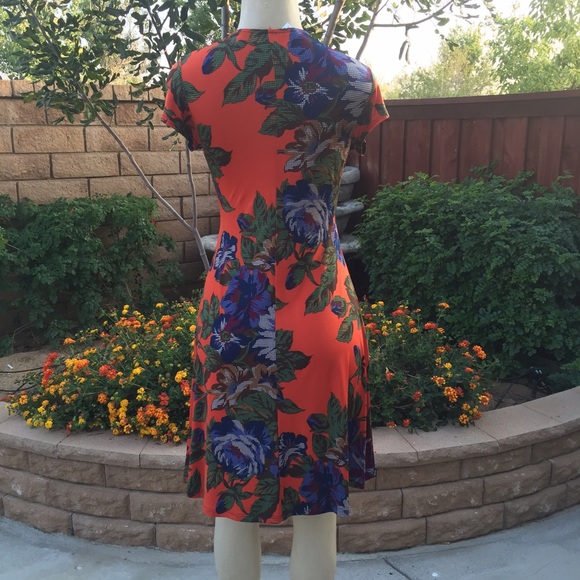 Bright and beautiful dress - Picture 4 of 4