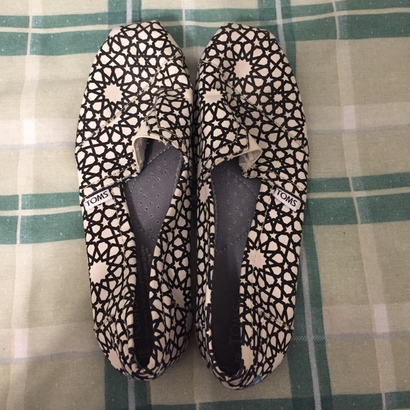 TOMS women's shoes size 8.5