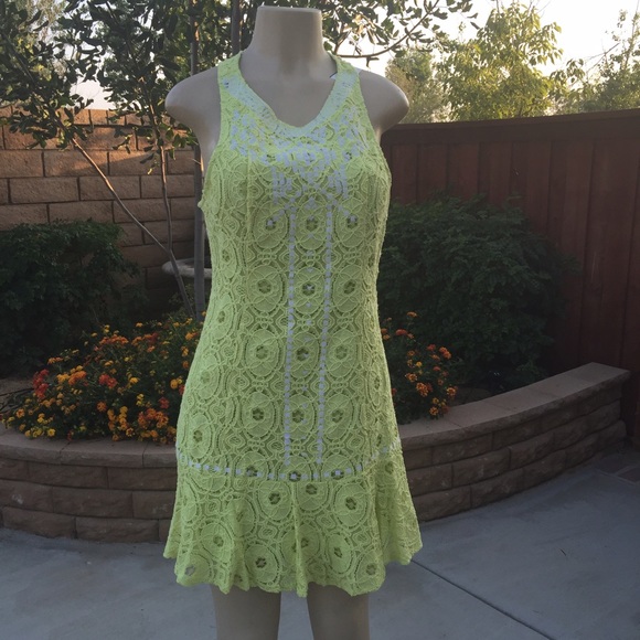 Beautiful lace dress - Picture 2 of 3