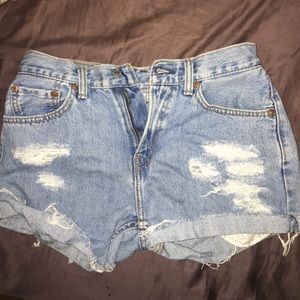 High waisted Levi shorts !!