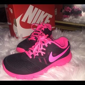💕 Nike Pink and Black Sneakers 💕