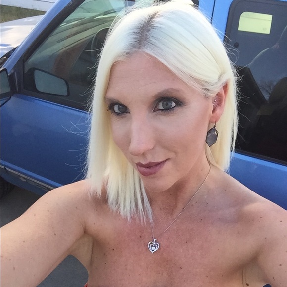 Meet your Posher, Michelle - Picture 2 of 3