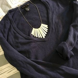 Navy long sleeve v-neck sweater