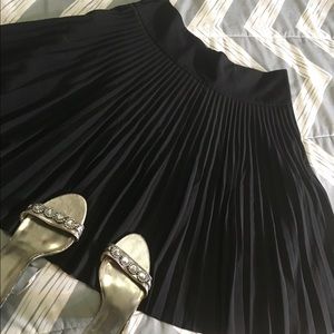 Pleated black skirt