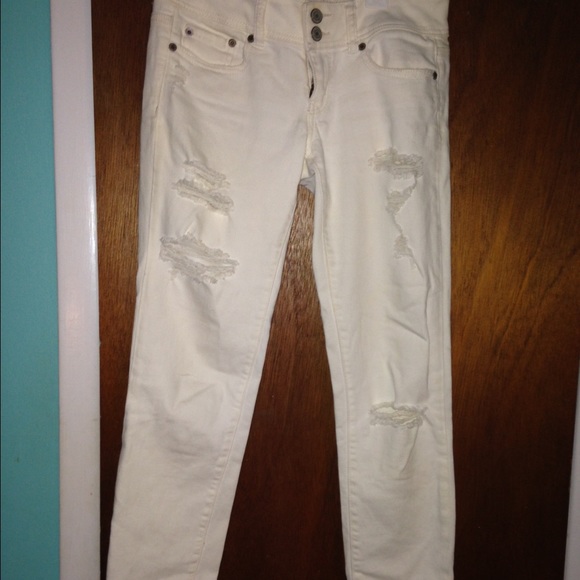 White women's American Eagle hole jeans