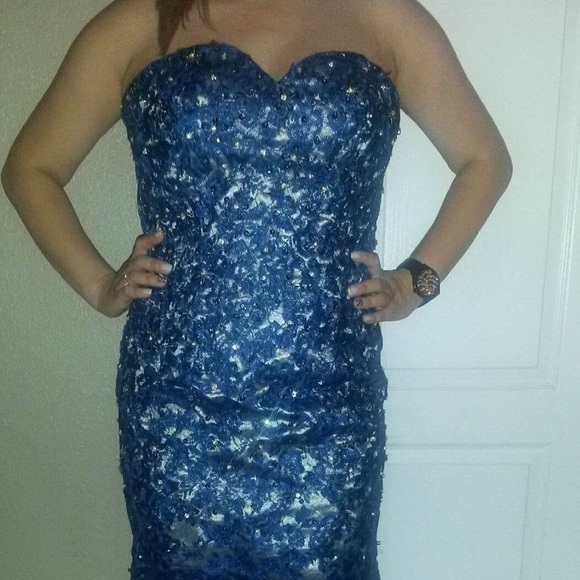 BEAUTIFUL Formal Dress - Picture 2 of 4
