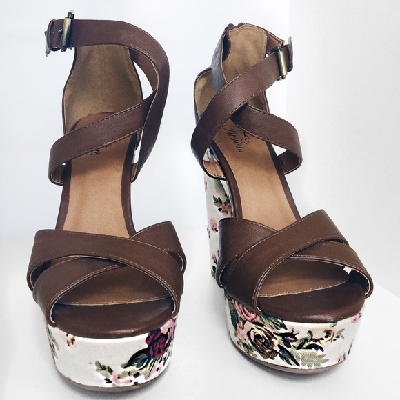 Summer Floral Pumps - Picture 3 of 4