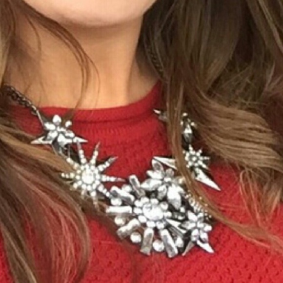 BEAUTIFUL STATEMENT NECKLACE