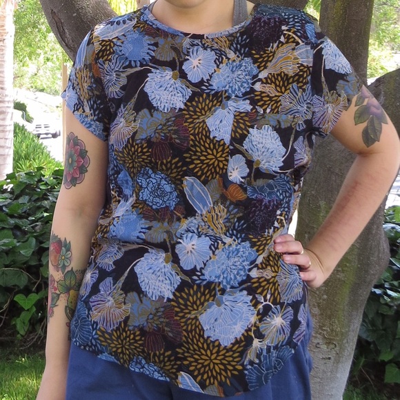 ⭐️ H&M Floral Blouse w/ Pocket ⭐️