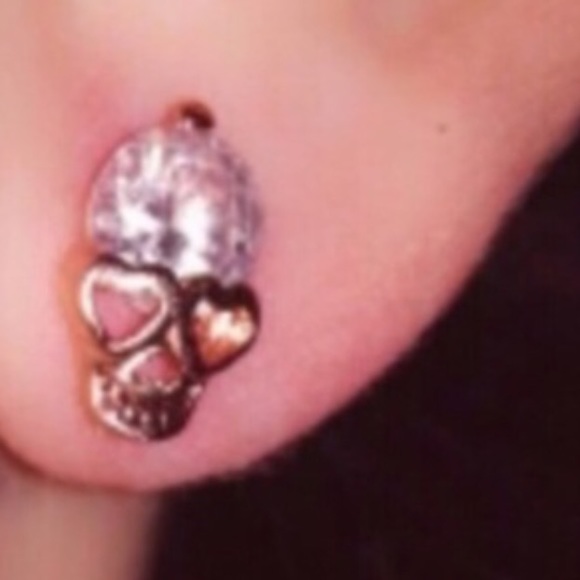 ⚡️ FLASH SALE ⚡️**LAST PAIR** Gold Skull Studs - Picture 3 of 3