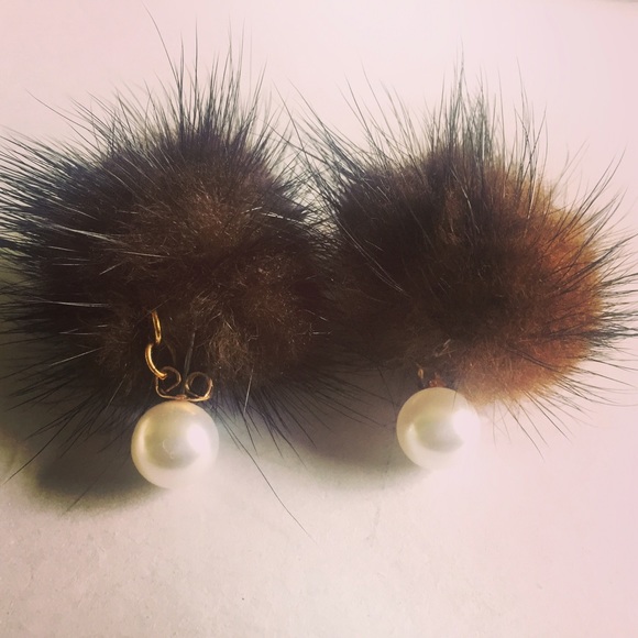 Pom poms and pearls earrings