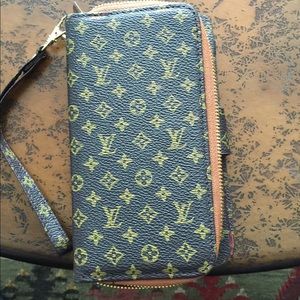 Louis iPhone 6 Plus wristlet