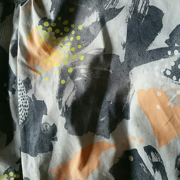 Lululemon size 4 crops - Picture 2 of 3