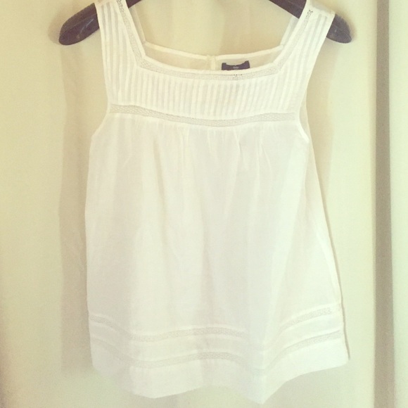 Gap sleeveless white top