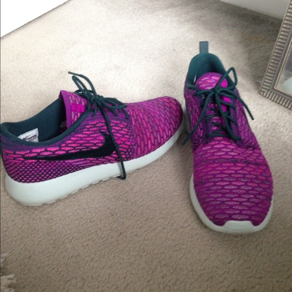 Nike Shoes - Nike roshe fly knit.. LAST CHANCE!!