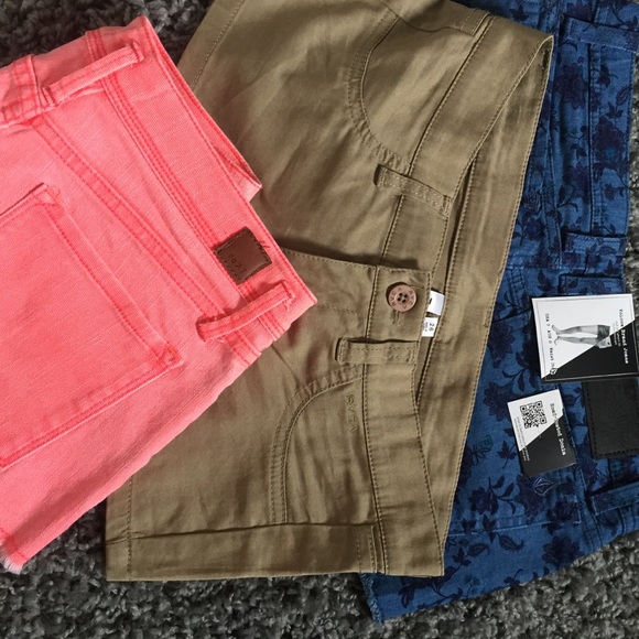 NWT & NWOT Volcom, Roxy, and RVCA shorts bundle 🤗 - Picture 3 of 4