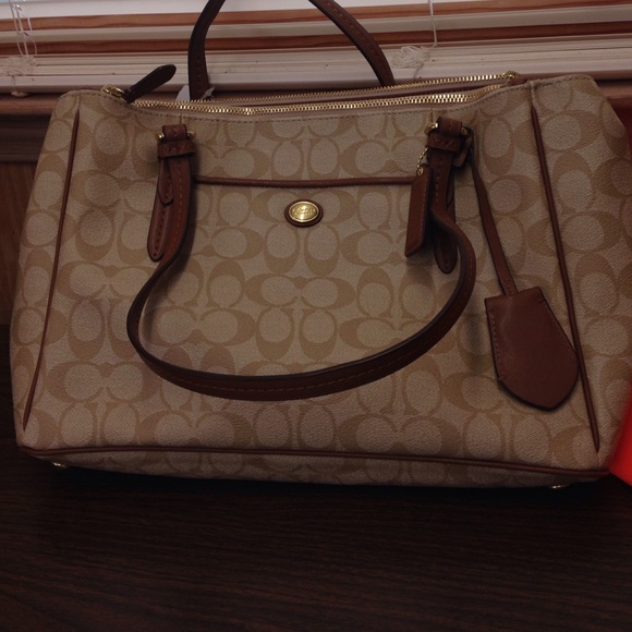 Coach Peyton Signature Bag - Picture 4 of 4