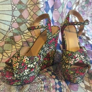 Floral wedge