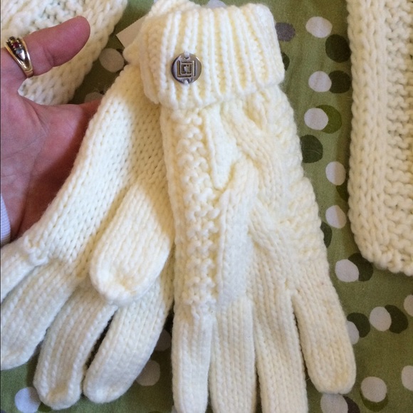 Liz Claiborne Ivory matching scarf and gloves nwt - Picture 4 of 4