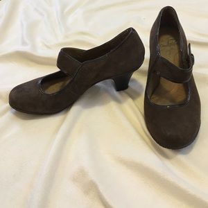 Velvet brown pumps