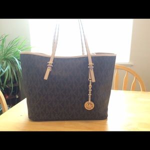 ⚡️NWT MK Signature Jet Set Tote