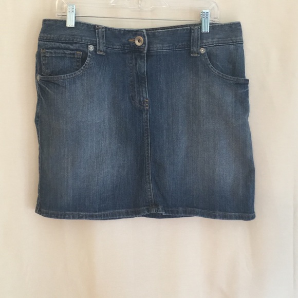 Tommy Hilfiger denim skirt! Gently used.