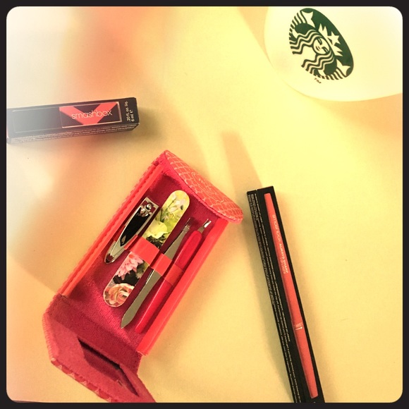 Beauty Bundle set includes SMASHBOX items!!๐ - Picture 1 of 4