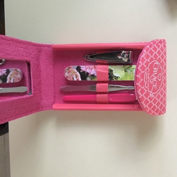 Beauty Bundle set includes SMASHBOX items!!๐ - Picture 2 of 4