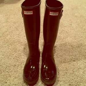 black glossy Hunter rain boots ☔️