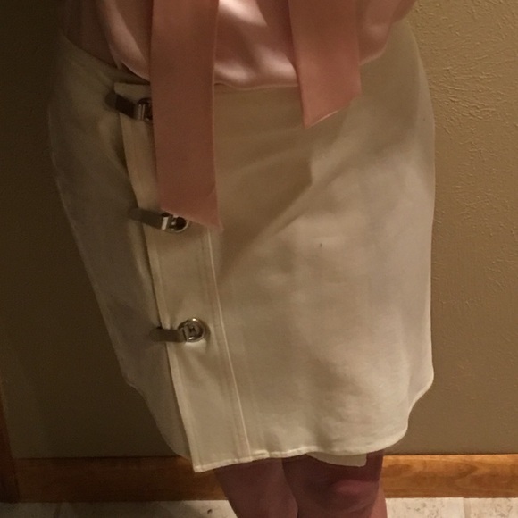 Michael Kors Skirt w/  Silver Buckles Size 4 - Picture 2 of 4