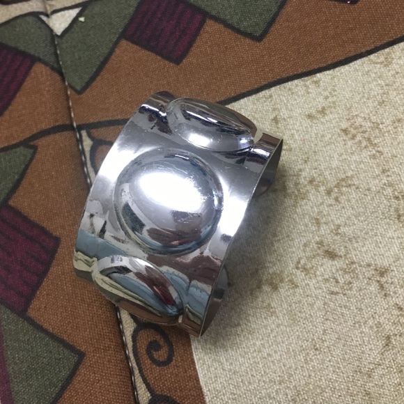 A bracelet - Picture 2 of 2