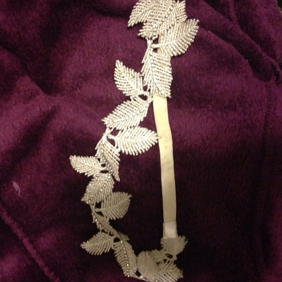 Gorgeous headband with silver leaves and gems