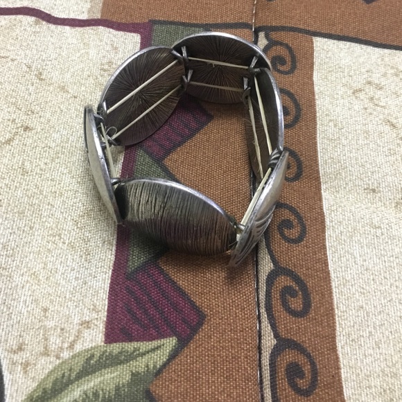 A bracelet - Picture 2 of 3