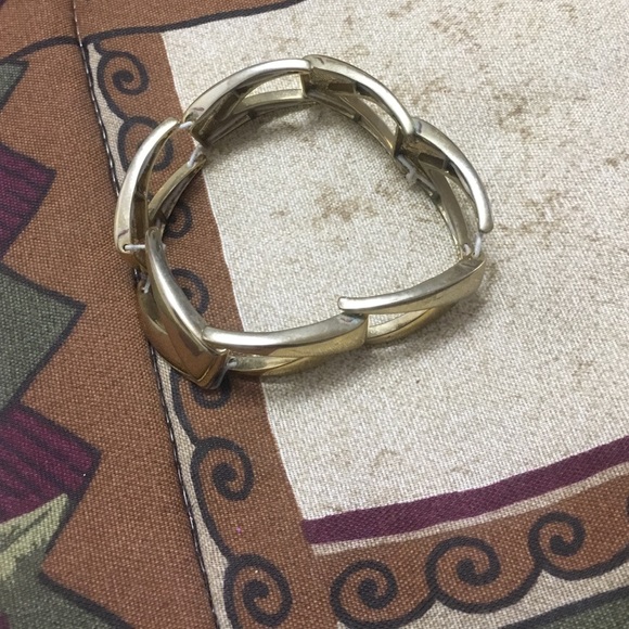 A bracelet - Picture 2 of 3