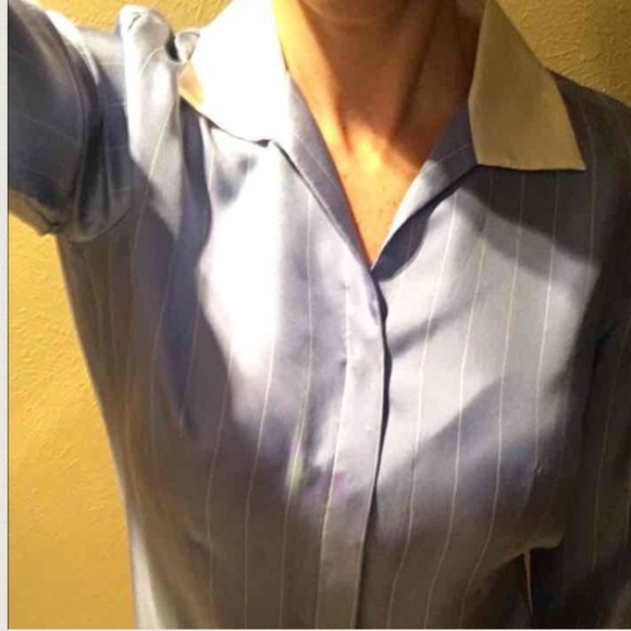 Size 4 100% silk blouse w/ hidden buttons