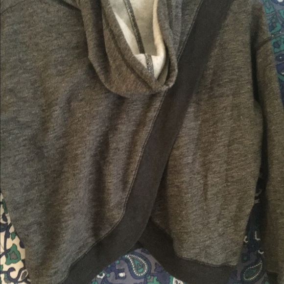 GapFit Grey Sweatshirt w Back Detail - Picture 2 of 3