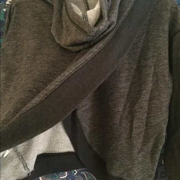 GapFit Grey Sweatshirt w Back Detail - Picture 3 of 3