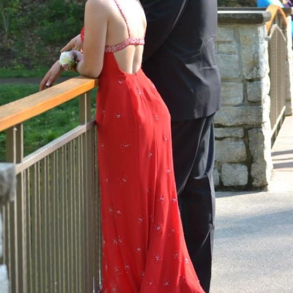 gorgeous red prom dress fits size 2-6 - Picture 2 of 2