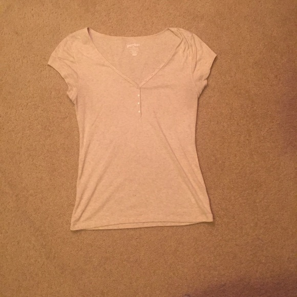 Creme old navy v-neck