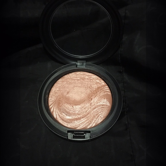 MAC EXTRA DIMENSION FAIRLY PRECIOUS HIGHLIGHT