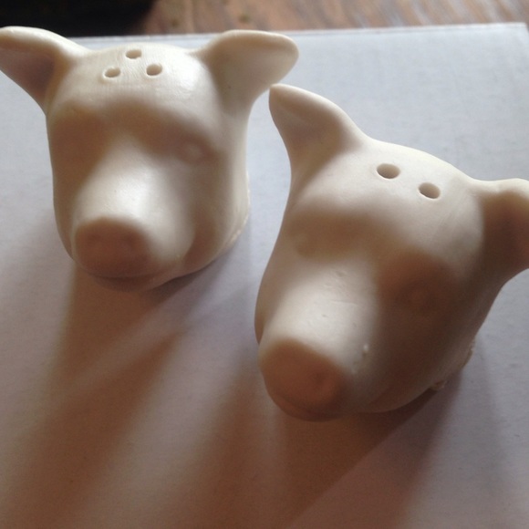 Adorable handmade porcelain salt and pepper pigs - Picture 2 of 3