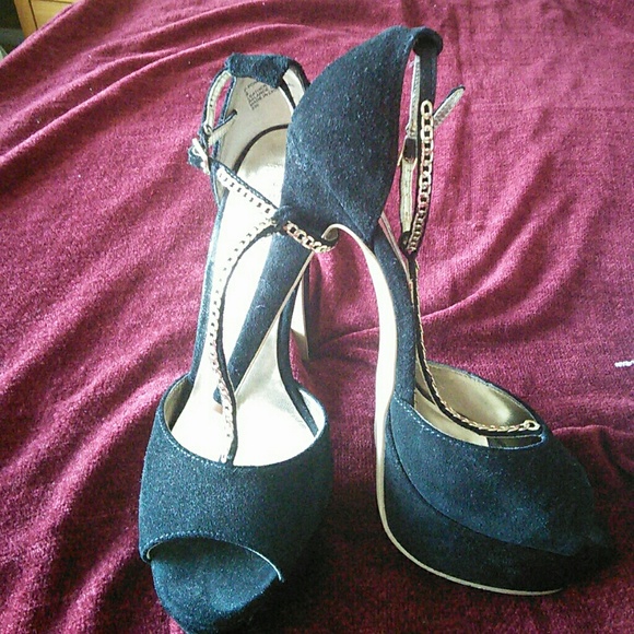 Shoes - Picture 3 of 4