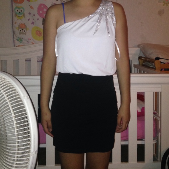 White & black dress - Picture 4 of 4