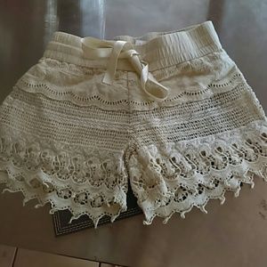 Cute lace pattern shorts