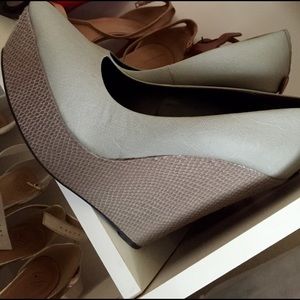 Rock & republic grey wedges snake print