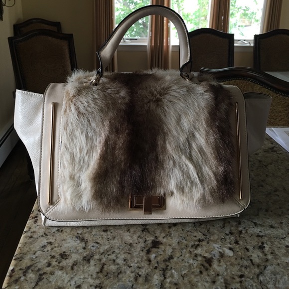✖️SOLD ON Ⓜ️ERC✖️ Stunning faux fur purse!