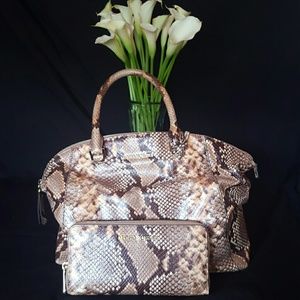 Micheal kors handbag and wallet comes with duster