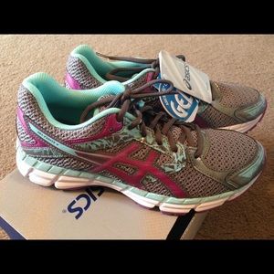 SOLD! Womens ASICS Size 8.5 Brand New!