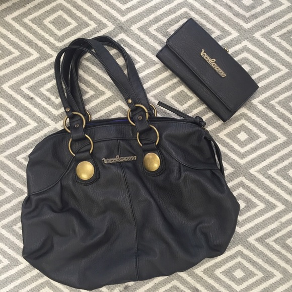 Reserved for @dritydrea03! Volcom bag and wallet!